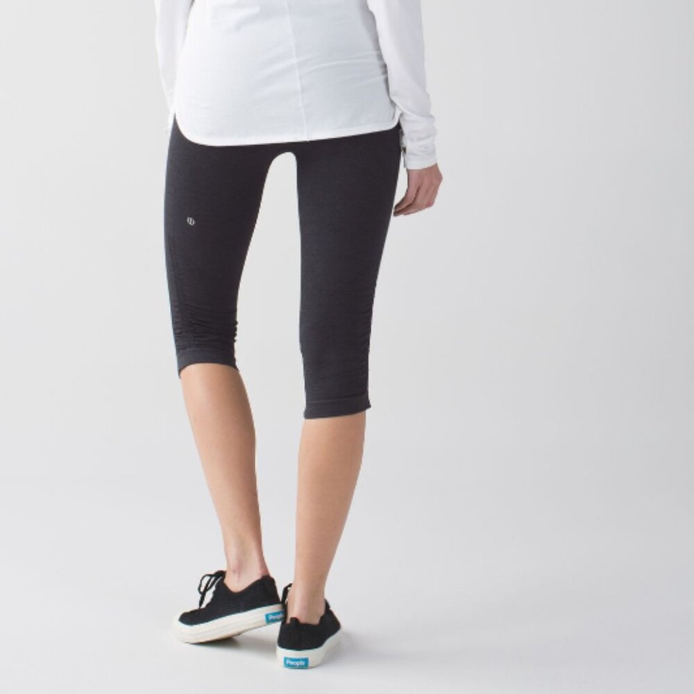 Lululemon In The Flow Crop II Heathered Deep Coal Leggings | Size 8 - Picture 11 of 14
